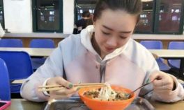 很少看到德国留学生娱乐吃瓜,探索异国美食与休闲时光